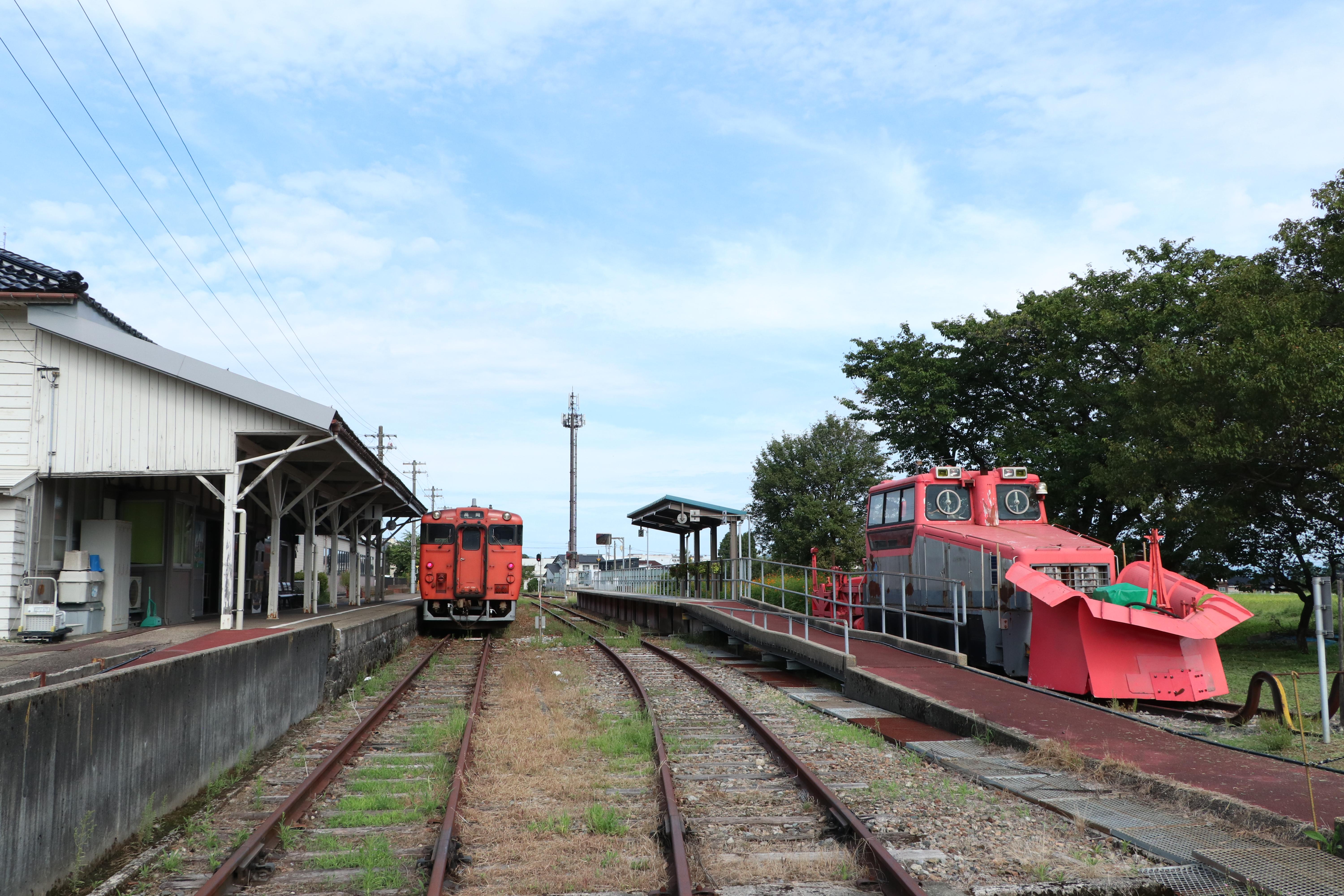 同じ新潟鐵工製キハ47 1064との並び